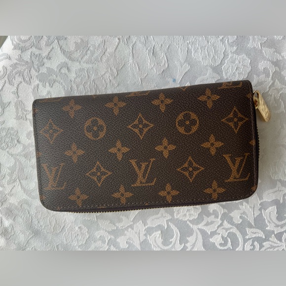 Louis Vuitton zippy wallet - Picture 2 of 3
